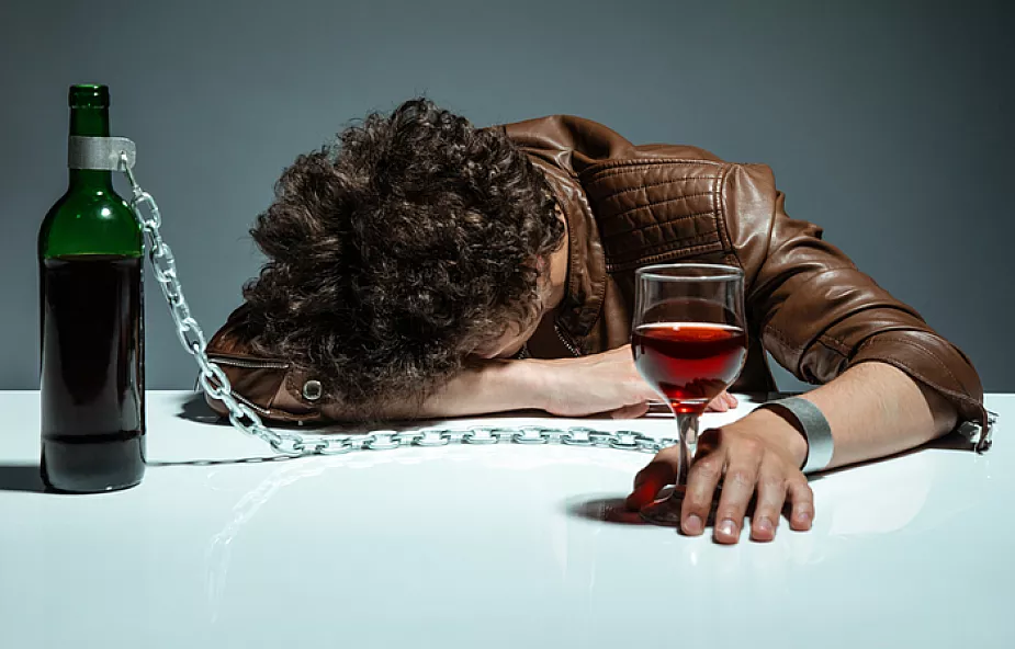 Kiedy „piję, bo chcę” staje się „piję, bo muszę”: Psychologia, mity i realna pomoc