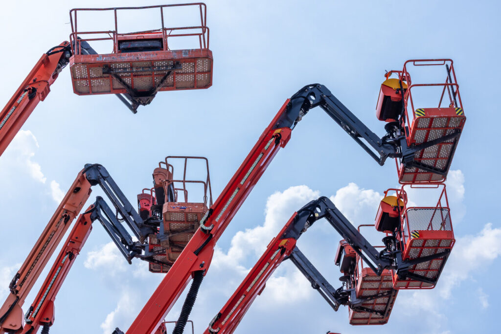 Używane zwyżki – dlaczego starszy sprzęt wciąż może być nowoczesny?