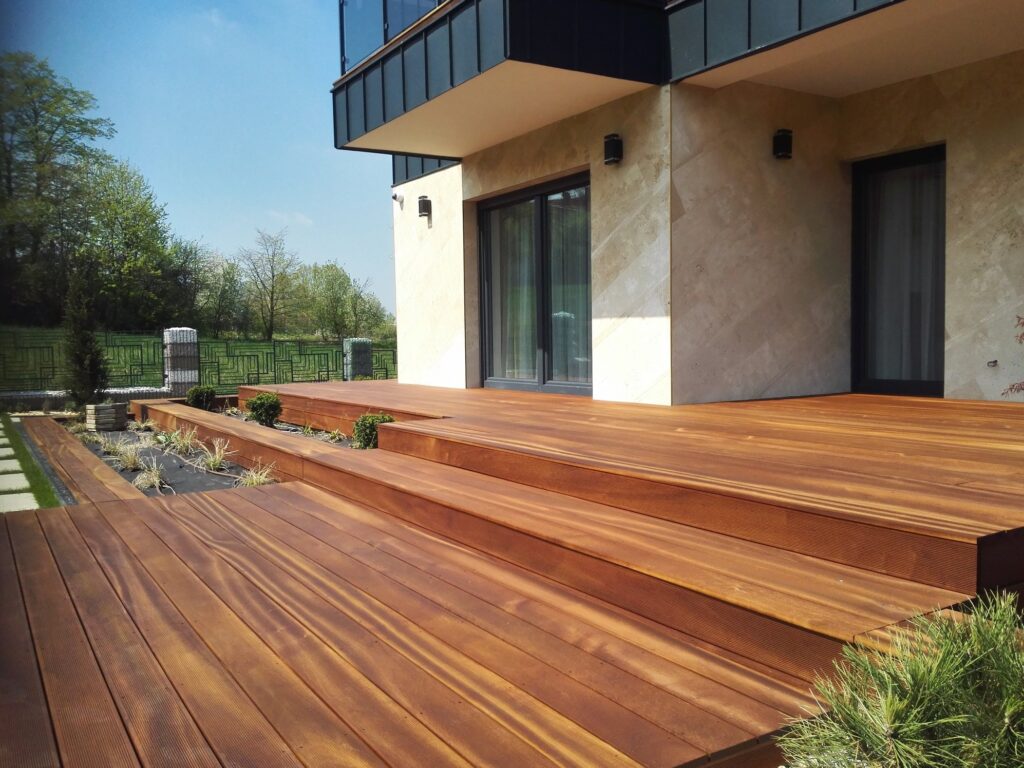 Drewno egzotyczne na taras – inwestycja w surowiec, który przetrwa dłużej niż fundamenty