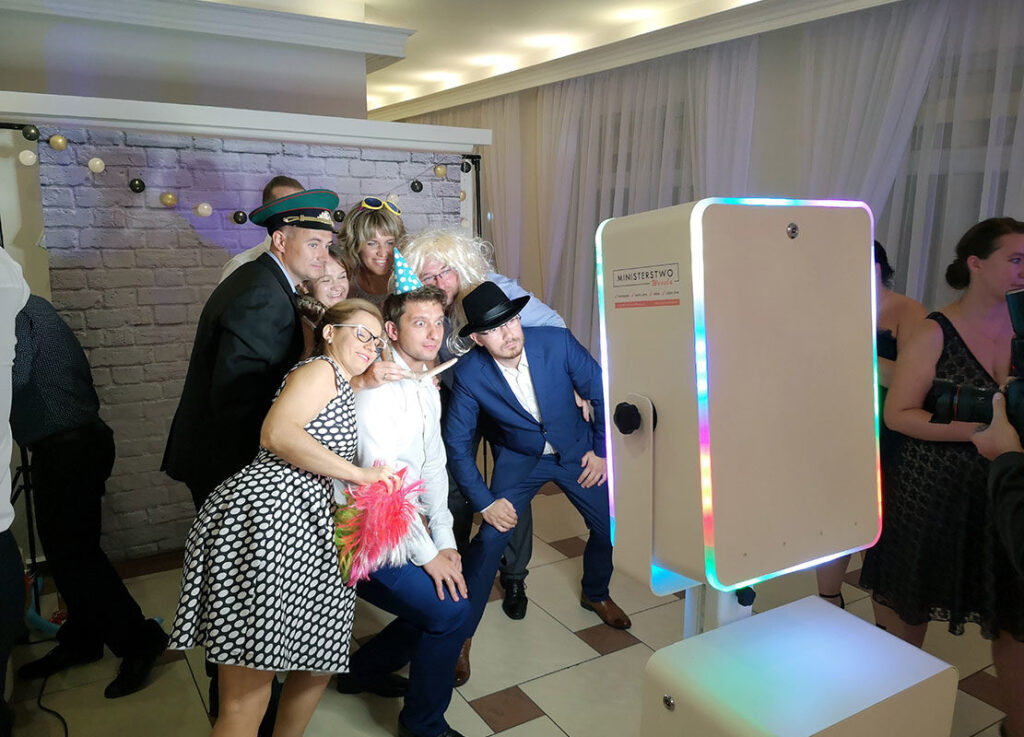 Fotobudka na wesele: jak nie zmarnować budżetu na nudne pudło i dlaczego „najtaniej” zazwyczaj oznacza katastrofę